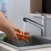 kitchen-mixer-m42_men-washing-carrots_part-ambience_4x3_9604c74c-3330-4c90-be89-8868fb17d200 hansgrohe Focus M42 伸縮廚房龍頭 71814
