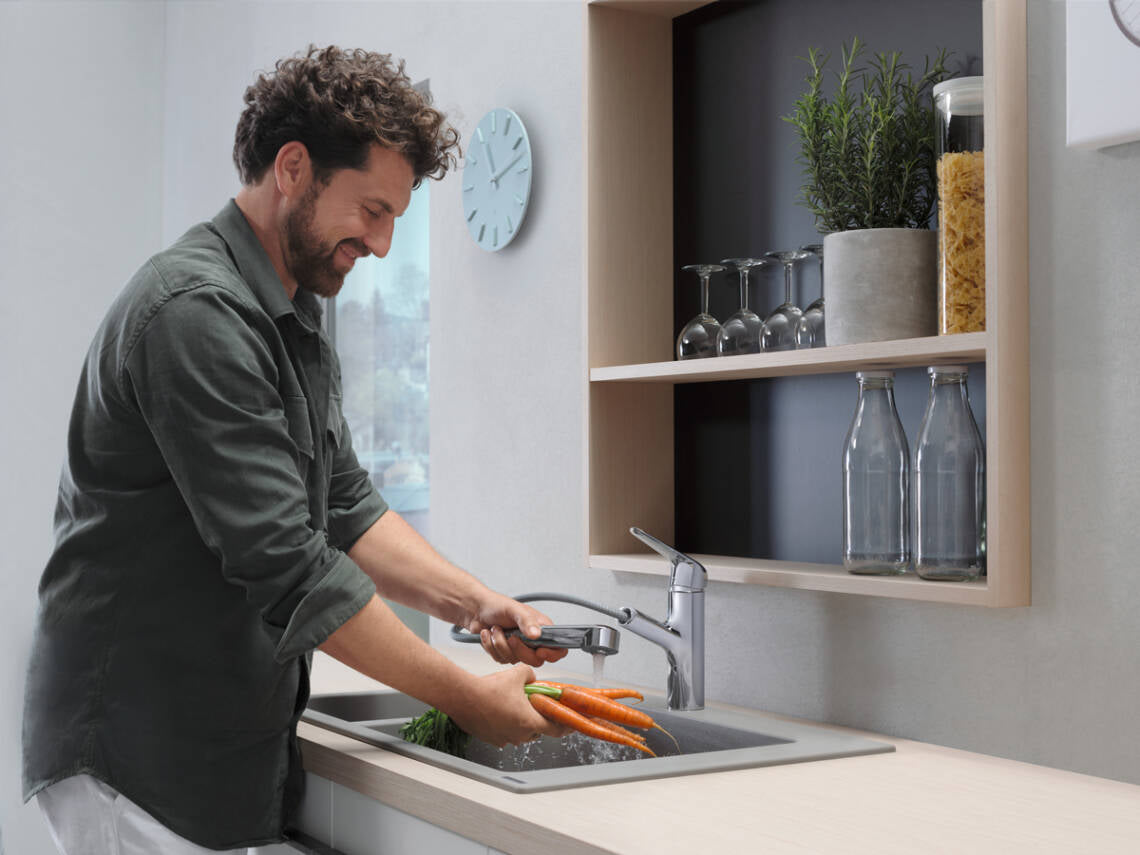 kitchen-mixer-m42_pull-out-spray-in-use_part-ambience_4x3_cd110fd2-624c-4f92-b60f-7c7ed8ad37af hansgrohe Focus M42 伸縮廚房龍頭 71814